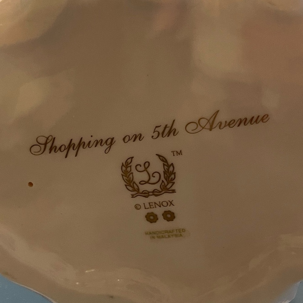 ‘Shopping on 5th Avenue’ Victorian Ladies of Fashion Figurine - Picture 3 of 3